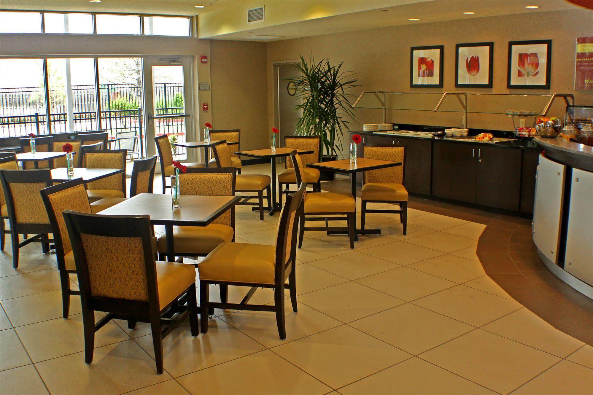 Doubletree By Hilton Hotel Oklahoma City Airport Exterior photo